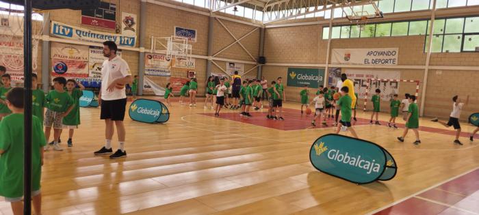 Más de cien niños participan en la clase de baloncesto ofrecida por Usman Garuba en el Ángel Lancho de Quintanar del Rey