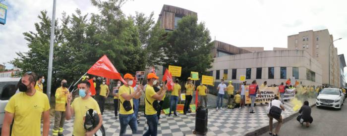 Los trabajadores del Geacam en Cuenca protestan por los 'recortes' de la Junta