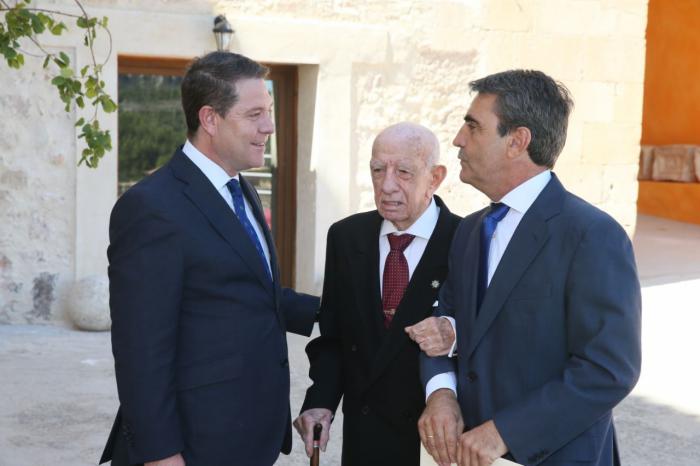 Emiliano García-Page junto al ganadero de reses bravas, Victorino Martín Andrés, durante su última aparición pública el pasado 13 de septiembre en Cuenca con motivo de la entrega de los Premios Nacionales de Cultura