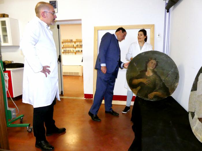 Diputación acometerá la restauración de cuatro lienzos circulares del siglo XVIII de la iglesia de Iniesta
