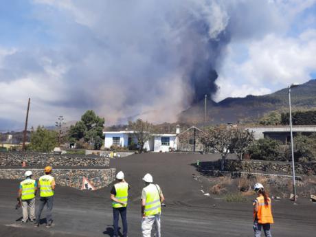 Dos investigadores de la UCLM trabajan en varias líneas de investigación sobre el volcán de La Palma