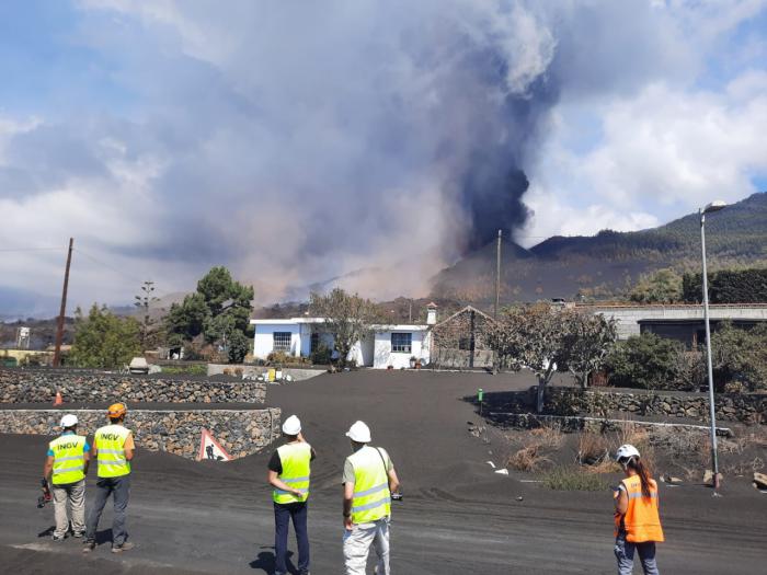 Dos investigadores de la UCLM trabajan en varias líneas de investigación sobre el volcán de La Palma