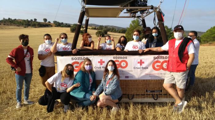 Cruz Roja hace un viaje en globo con doce a jóvenes para visibilizar lo alto que puedes llegar si te lo propones