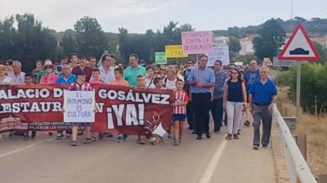 Prieto participa en la marcha reivindicativa que pide a la Diputación que no anule la inversión en el Palacio de los Gosálvez