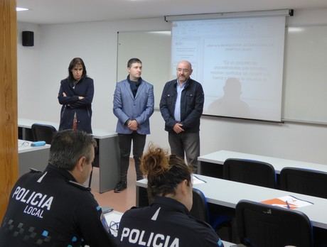 Cerca de una veintena de policías locales aprenden las técnicas y herramientas prácticas para llevar a cabo la mediación intrajudicial y extrajudicial