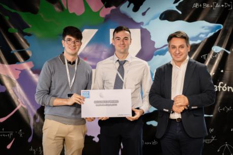    En la imagen, dos de los estudiantes de la UCLM premiado, Daniel Iradier y Juan Cano, junto al Director de RRII de Telefónica España, Antonio Bengoa.