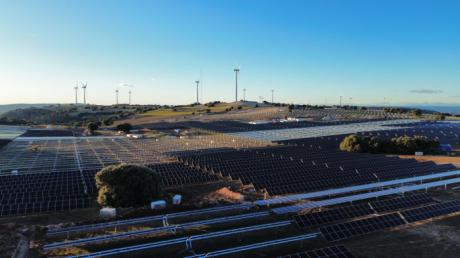 Acciona Energía completa en Cuenca su primera planta híbrida eólica y solar