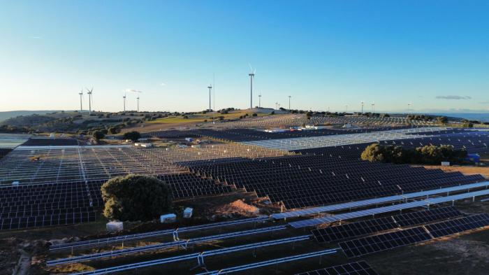 Planta de generación renovable híbrida con una planta fotovoltaica y un parque eólico