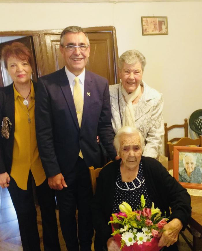 Henarejos rinde homenaje a su vecina más longeva, María Juan Herráiz, de 101 años