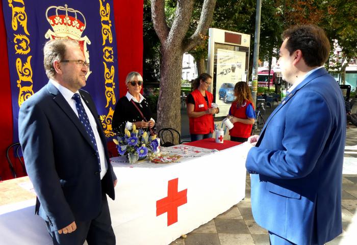 Diputación mantiene su compromiso con Cruz Roja y vuelve a participar con una mesa en el Día de la Banderita