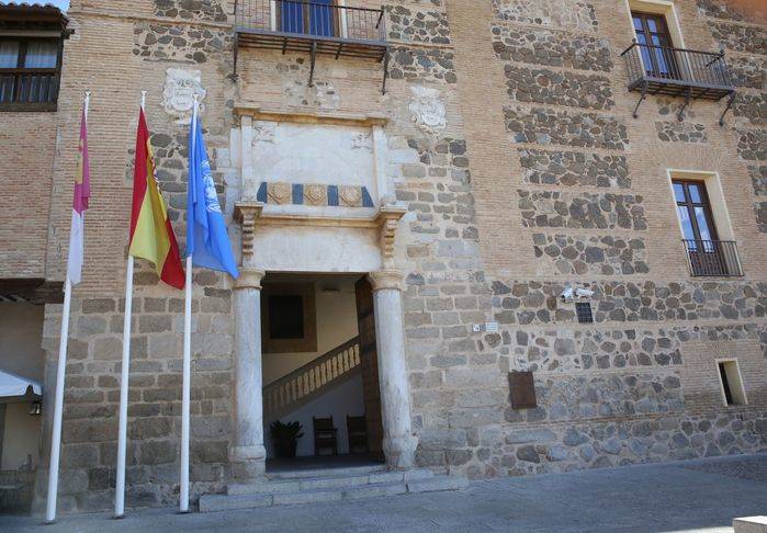 La bandera de la ONU ondea en el Palacio de Fuensalida con motivo del Día de las Naciones Unidas