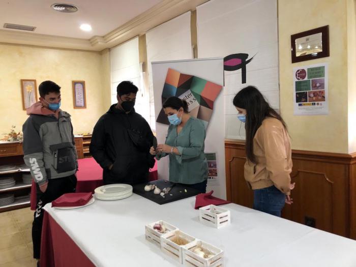 



La IGP Ajo Morado retoma las charlas en escuelas de cocina



