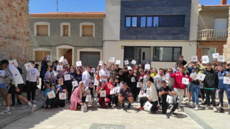 La IGP del Ajo Morado de Las Pedroñeras une fuerzas con jóvenes estudiantes para celebrar el día del ajo divulgando sobre el producto