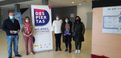 El auditorio municipal Santa Lucia de Quintanar del Rey acoge la muestra ´Despiertas. Mujeres, Arte e Identidad´ hasta el 26 de noviembre