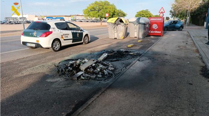 La Guardia Civil detiene a una persona tras los numerosos incendios provocados de contenedores durante la tarde de ayer en Tomelloso