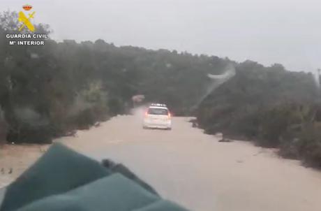 Rescate vehículo Camino Rural de Saceruela afectado por la tormenta denominada “Juan”