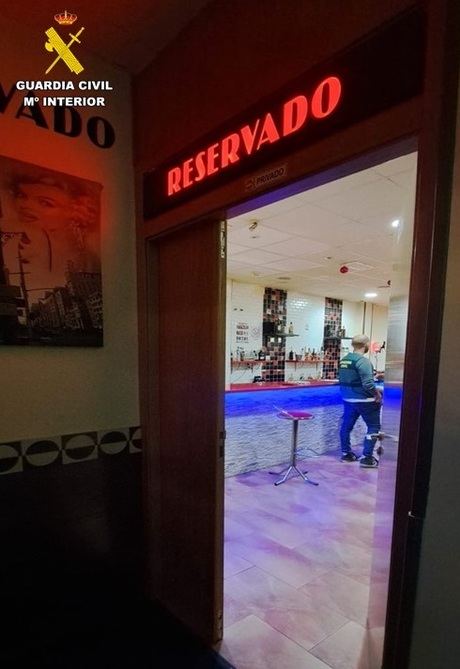 La Guardia Civil libera a una víctima de explotación sexual de un club de alterne