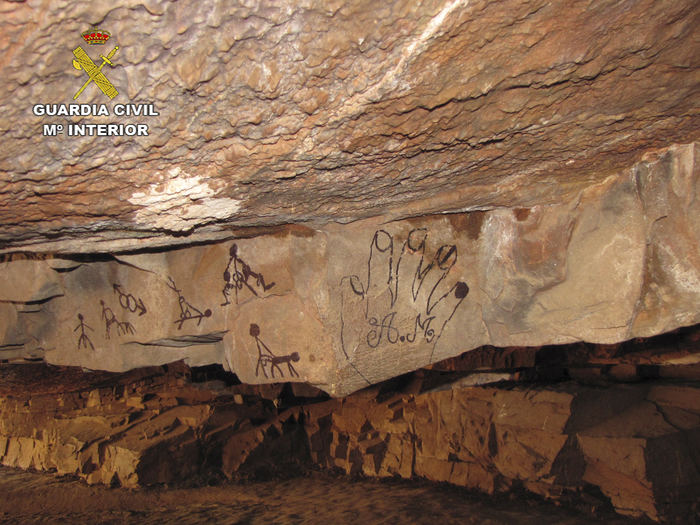 La Guardia Civil esclarece la autoría de unas pintadas en la Cueva de la Rendija