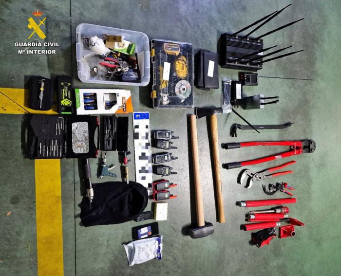 Detienen a dos personas y investigan a otra por robo de joyas y 120.000 euros