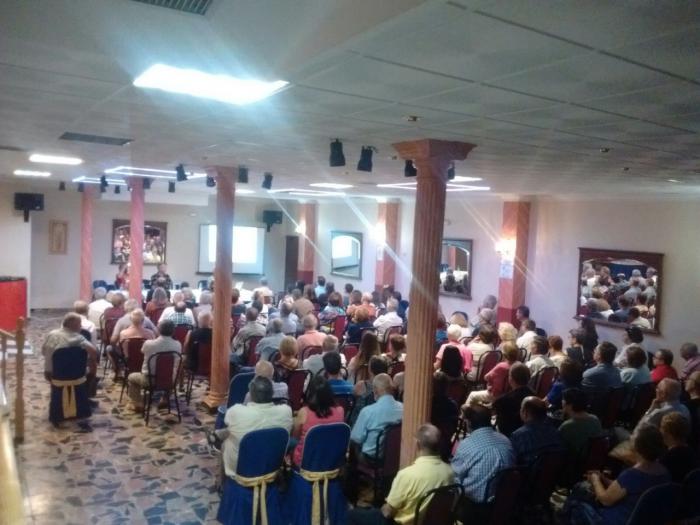 Alrededor de unas 100 personas en la charla informativa sobre la macrogranja de Campillo de Altobuey