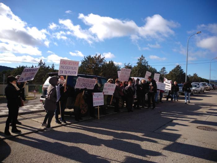 Pueblos Vivos Cuenca protesta en un acto en presencia de las distintas administraciones y organizaciones que apoyan la ganadería industrial