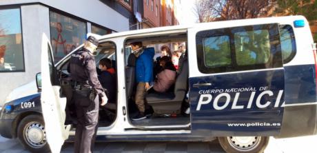 La Policía Nacional visita en Navidad a los niños de APACU