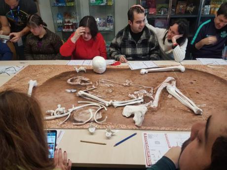 Los habitantes de Mota del Cuervo viajan a la prehistoria con investigadores del CSIC