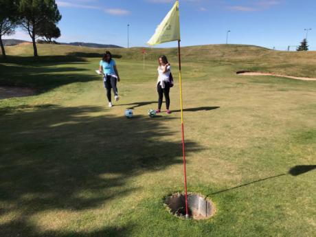 El Programa Somos Deporte 3-18 inicia con éxito las actividades de fútgolf e iniciación al golf en Cuenca