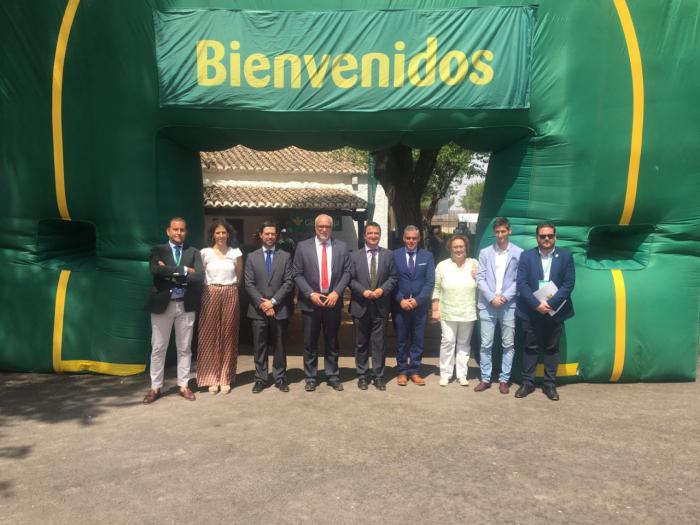 El Consejero de Agricultura, en la casa rural de Globalcaja en FERCAM