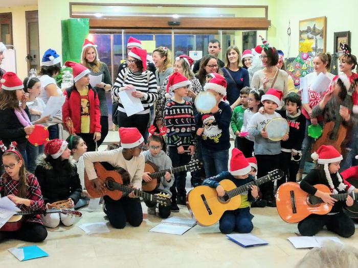 Familias del AMPA “Natividad” de Arcas comienzan la Navidad alegrando a los mayores de la residencia de ancianos “ El Parador” con villancicos, murales y tarjetas navideñas