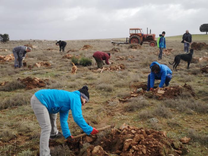 Almendros planta 750 arboles el día de la lotería “porque en la vida, además de suerte, hay que tener salud”