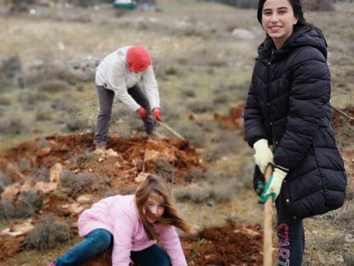 Almendros planta 750 arboles el día de la lotería “porque en la vida, además de suerte, hay que tener salud”