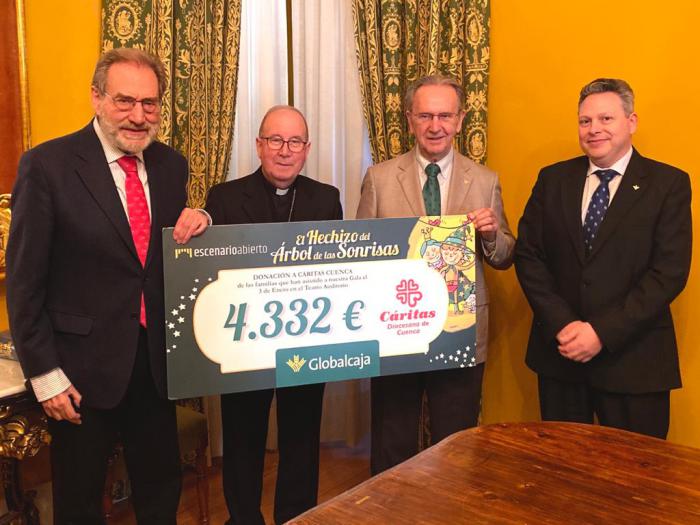 Carlos de la Sierra entrega la recaudacion de 'El hechizo de árbol de las sonrisas' al Obispo de Cuenca