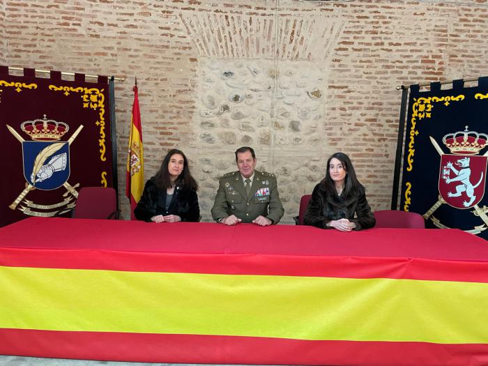 Las Embajadoras Laura Lara Martínez y María Lara Martínez con el coronel José Luis Sánchez Urbón, de la Marca Ejército