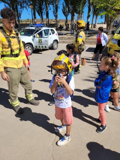 Niños del Campus de Verano de Almodóvar participan en demostración de medios de extinción de incendios forestales