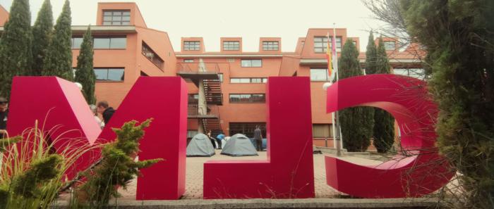 Primera noche de acampada en el Campus en apoyo a Palestina