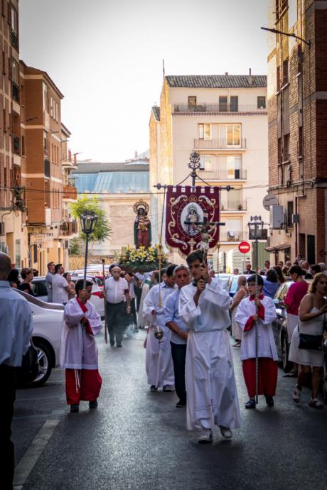 Cuenca arropa a la Virgen de Las Nieves en su procesión por las calles de su barrio