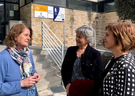 La subdelegada del Gobierno en Cuenca visita a la nueva directora de la biblioteca pública del Estado ‘Fermín Caballero’