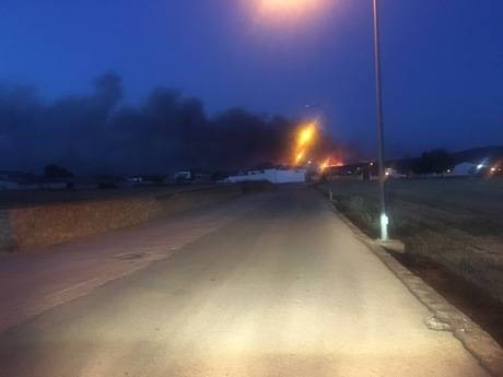 El incendio de Campillo de Altobuey provoca el cierre de la CU-V-5014