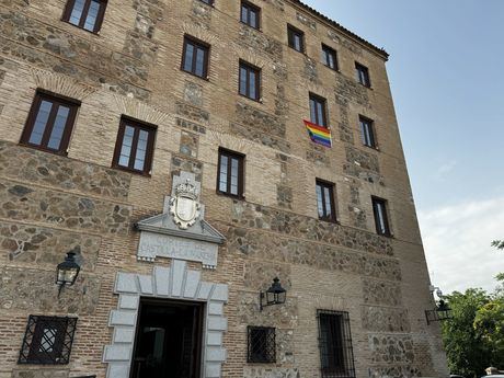 Las Cortes regionales se suman al Día del Orgullo LGTBI subrayando que “en una sociedad diversa caben todos los colores, personas e ideologías”