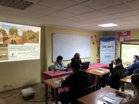 Una quincena de asistentes participan en la jornada sobre Mujer Rural y Emprendimiento en Iniesta