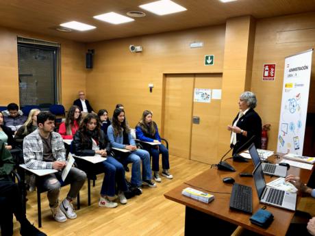 Alumnos de Bachillerato conocen la Subdelegación del Gobierno en la semana de la ‘Administración Abierta’