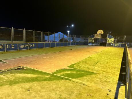Comienza la reparación de diez pistas multideporte al aire libre en la ciudad y pedanías