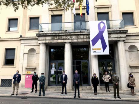 Minuto de silencio en Cuenca en memoria de las víctimas de la violencia sobre la mujer