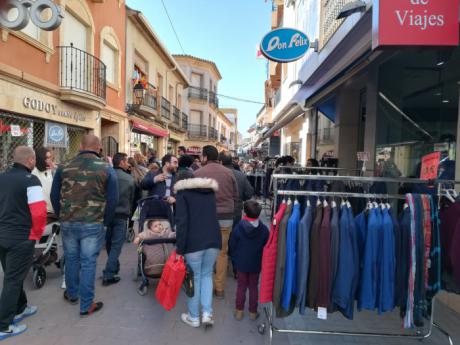 El público respondió a la celebración del XX Mercadillo del Comercio de San Clemente