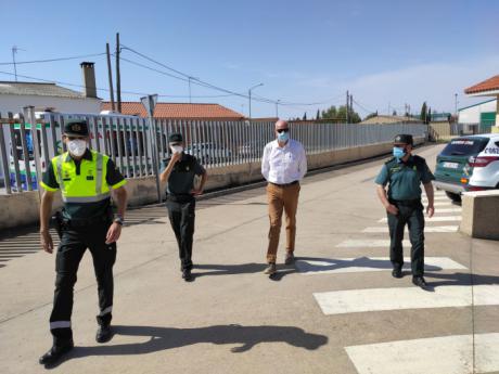 Juan Rodríguez reconoce el trabajo realizado por la Guardia Civil de Las Pedroñeras durante el estado de alarma y la campaña del ajo