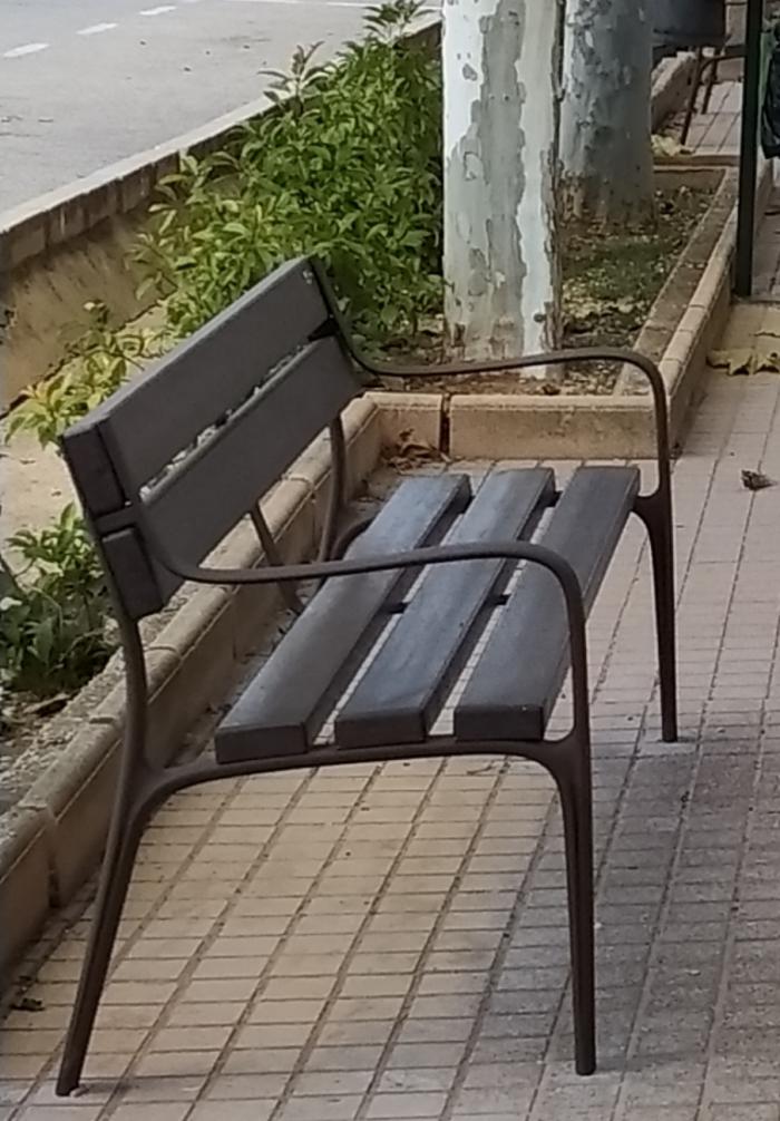 Motilla del Palancar ya cuenta con bancos eco en los paseos de su emblemática Avenida del Riato