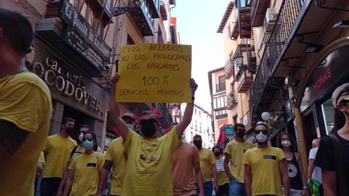 La plantilla de Geacam hace ver su malestar en la primera de las manifestaciones ante el Palacio de Fuensalida esta semana