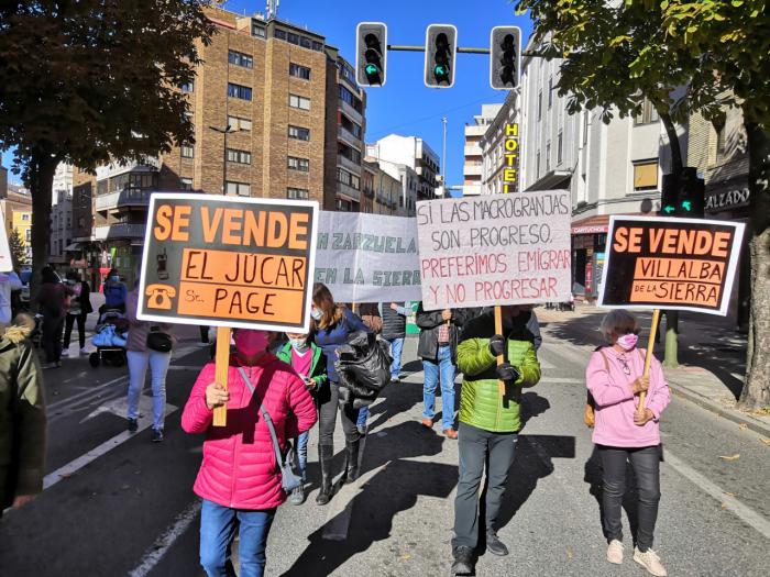 Decepción entre las plataformas vecinales de Castilla-La Mancha Stop Macrogranjas ante la moratoria insuficiente de García-Page