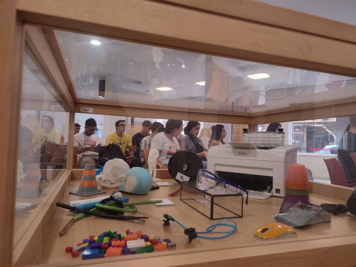El Aula Cultural Universidad Abierta de Ciudad Real acoge hasta el 30 de septiembre la exposición ‘Materland. Los materiales que nos rodean’